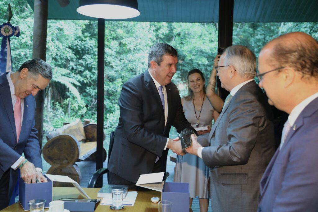Governo de MS reforça harmonia entre poderes em visita institucional do presidente e do vice do STF Governo de MS reforça harmonia entre poderes em visita institucional do presidente e do vice do STF