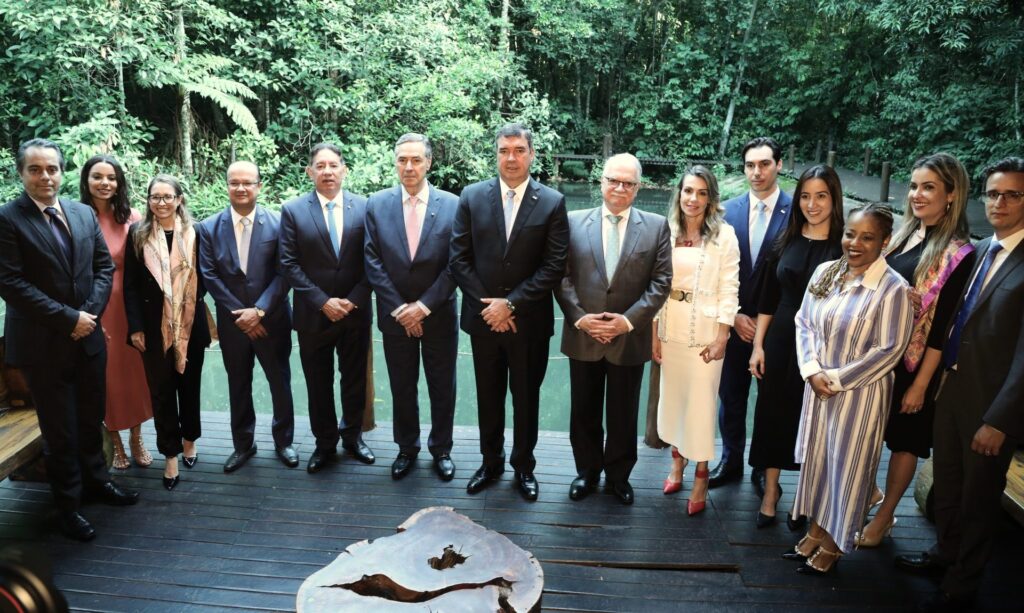 Governo de MS reforça harmonia entre poderes em visita institucional do presidente e do vice do STF Governo de MS reforça harmonia entre poderes em visita institucional do presidente e do vice do STF
