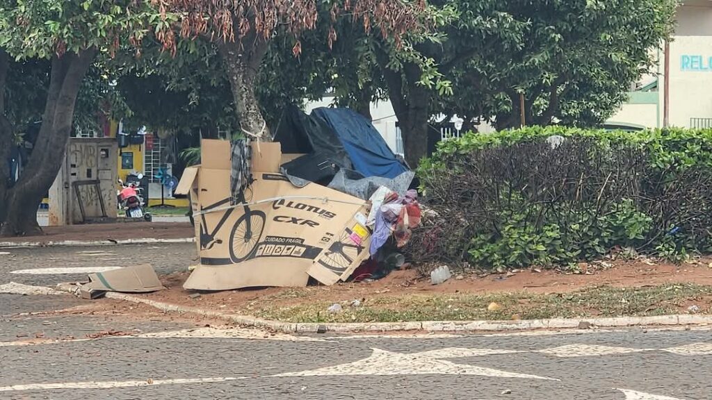 Pessoas em situação de rua aumenta em Três Lagoas; cartões postais da cidade viram abrigo Pessoas em situação de rua aumenta em Três Lagoas; cartões postais da cidade viram abrigo