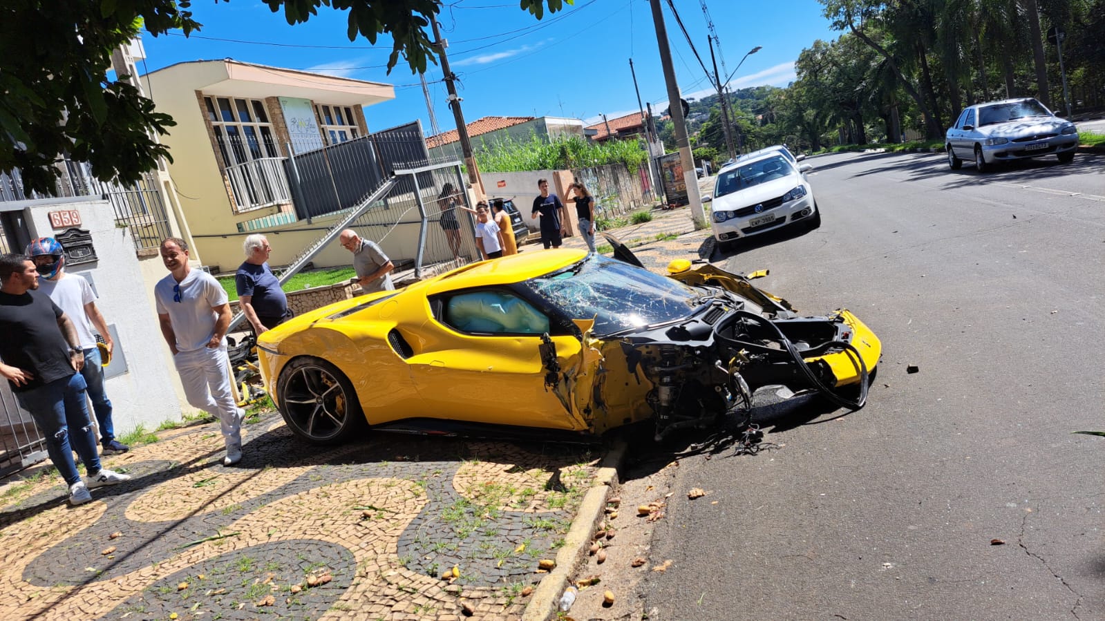 Vídeo: manobrista de loja destrói Ferrari de R$ 3,2 milhões em SP ...