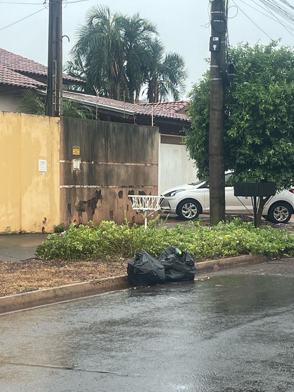 Lixo nas ruas e descaso de coletores afetam moradores do bairro Parque das Mangueiras em Três Lagoas Lixo nas ruas e descaso de coletores afetam moradores do bairro Parque das Mangueiras em Três Lagoas
