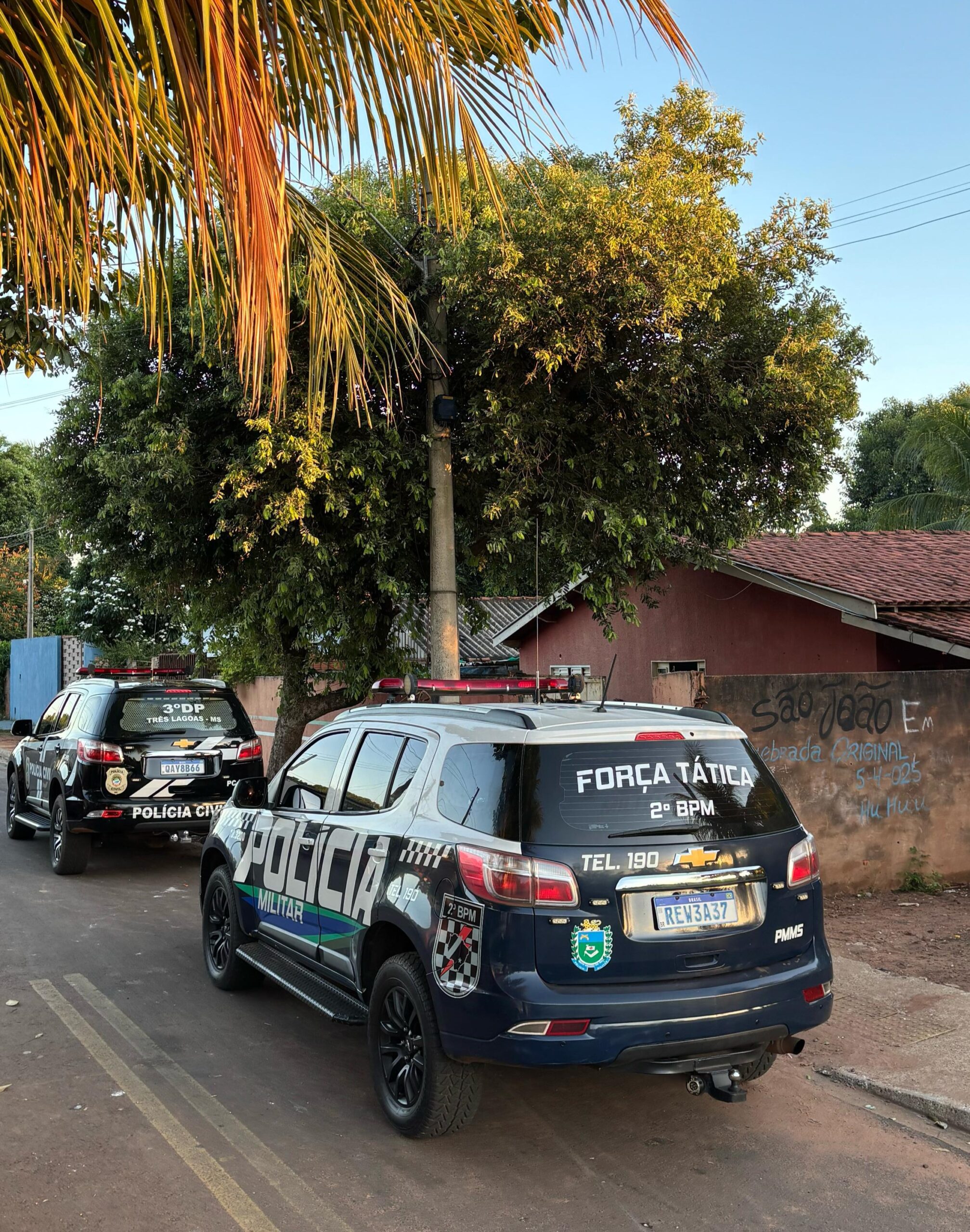 Quatro são detidos durante operação policial em Três Lagoas; armas, drogas e objetos furtados são apreendidos Quatro são detidos durante operação policial em Três Lagoas; armas, drogas e objetos furtados são apreendidos