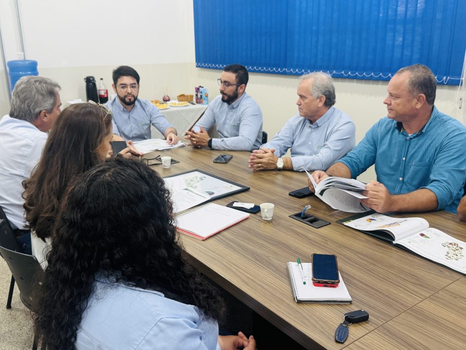SEMEA recebe representantes da Aprosoja para tratar sobre mapeamento do uso do solo em MS SEMEA recebe representantes da Aprosoja para tratar sobre mapeamento do uso do solo em MS