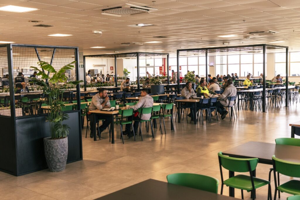 Com mais de 1,1 milhão de refeições/ano, alimentação de funcionários da Suzano impulsiona a economia de MS Com mais de 1,1 milhão de refeições/ano, alimentação de funcionários da Suzano impulsiona a economia de MS