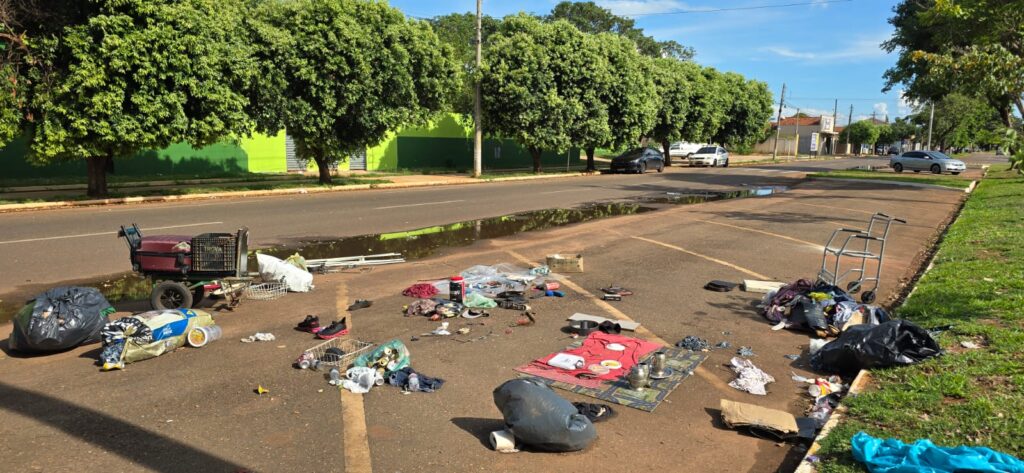 Moradores de rua seguem ocupando pontos públicos de Três Lagoas; população pede providências