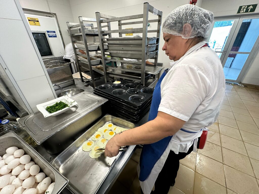 Com mais de 1,1 milhão de refeições/ano, alimentação de funcionários da Suzano impulsiona a economia de MS Com mais de 1,1 milhão de refeições/ano, alimentação de funcionários da Suzano impulsiona a economia de MS
