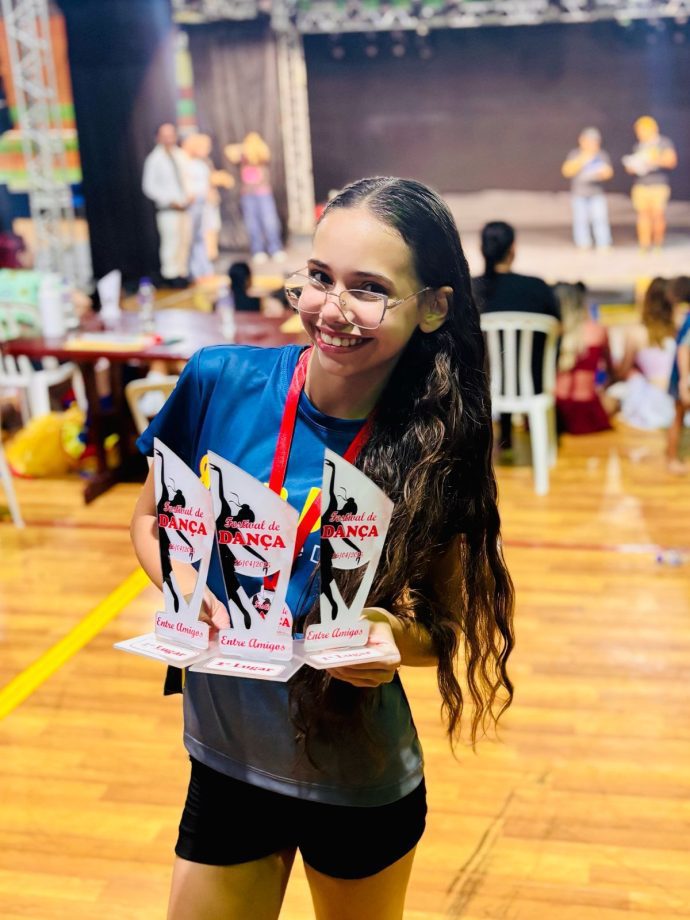 Três Lagoas se destaca em festival de dança com vários troféus e talentos locais Três Lagoas se destaca em festival de dança com vários troféus e talentos locais