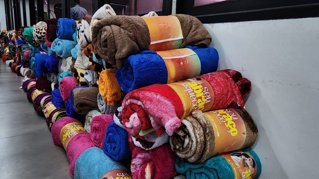 Dia D de solidariedade: SED realiza entrega simbólica de doações para a campanha ‘Seu Abraço Aquece’