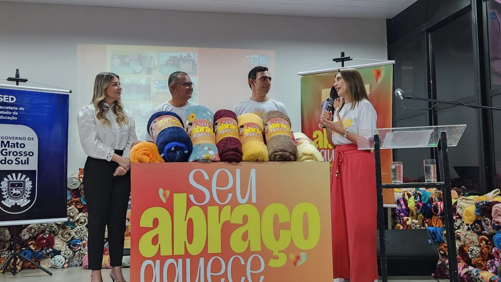 Dia D de solidariedade: SED realiza entrega simbólica de doações para a campanha ‘Seu Abraço Aquece’