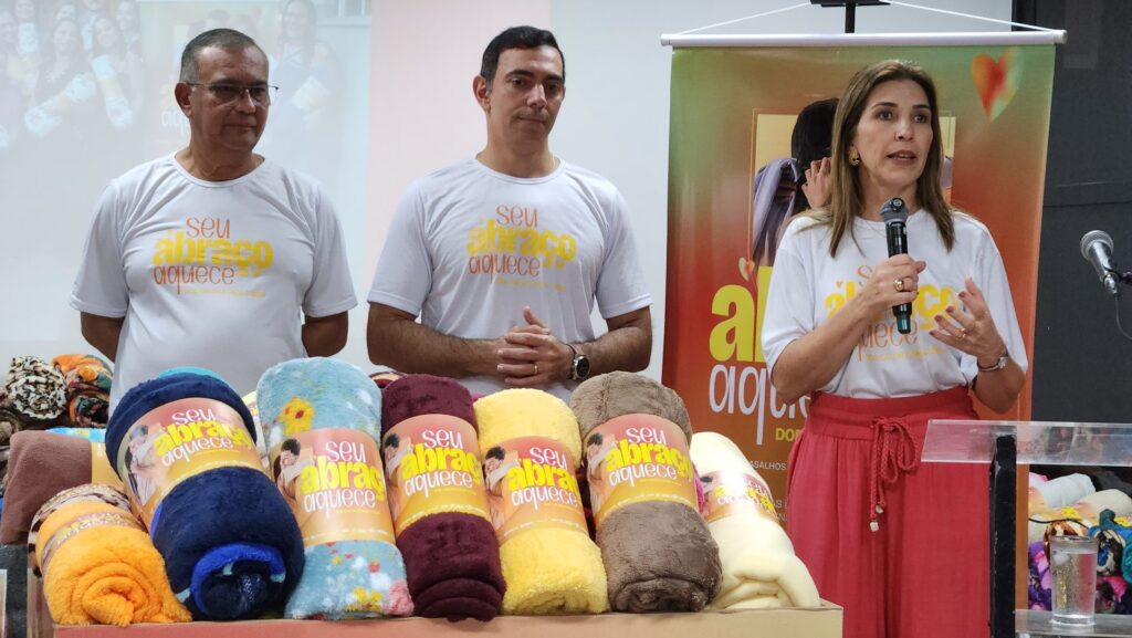 Dia D de solidariedade: SED realiza entrega simbólica de doações para a campanha ‘Seu Abraço Aquece’