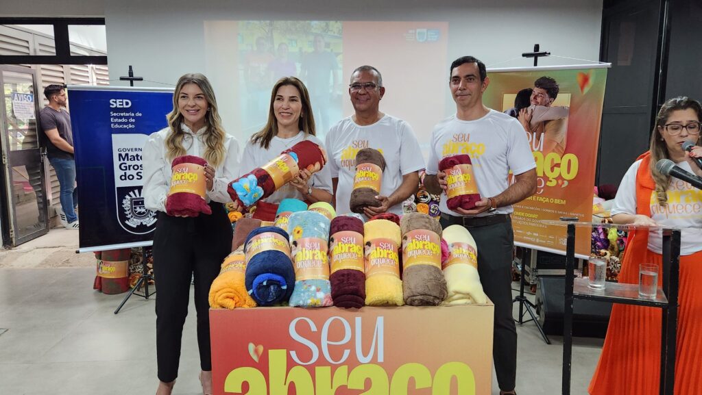 Dia D de solidariedade: SED realiza entrega simbólica de doações para a campanha ‘Seu Abraço Aquece’