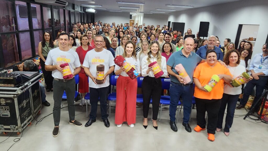 Dia D de solidariedade: SED realiza entrega simbólica de doações para a campanha ‘Seu Abraço Aquece’
