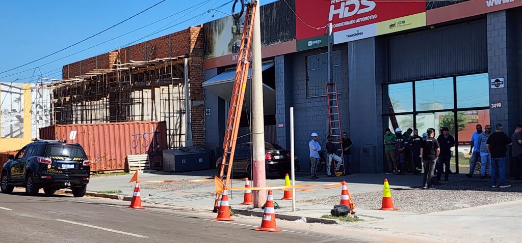Ação da Elektro corta cabos de internet e causa caos na região do shopping de Três Lagoas Ação da Elektro corta cabos de internet e causa caos na região do shopping de Três Lagoas