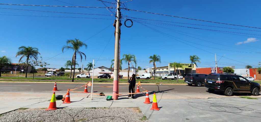 Ação da Elektro corta cabos de internet e causa caos na região do shopping de Três Lagoas Ação da Elektro corta cabos de internet e causa caos na região do shopping de Três Lagoas