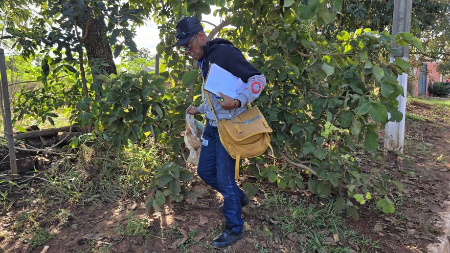 Equipes da Saúde promovem blitz educativa no Distrito de Arapuá para ajudar no combate ao mosquito Aedes aegypti