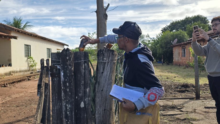Equipes da Saúde promovem blitz educativa no Distrito de Arapuá para ajudar no combate ao mosquito Aedes aegypti