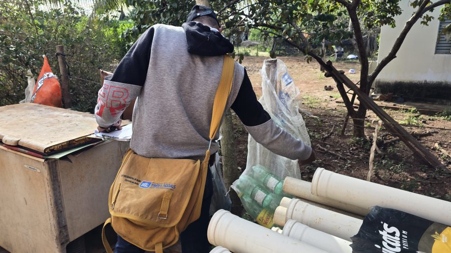 Equipes da Saúde promovem blitz educativa no Distrito de Arapuá para ajudar no combate ao mosquito Aedes aegypti
