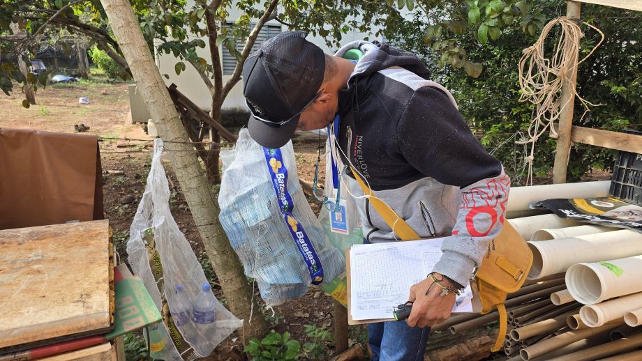 Equipes da Saúde promovem blitz educativa no Distrito de Arapuá para ajudar no combate ao mosquito Aedes aegypti