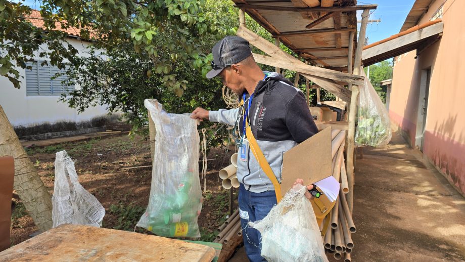 Equipes da Saúde promovem blitz educativa no Distrito de Arapuá para ajudar no combate ao mosquito Aedes aegypti