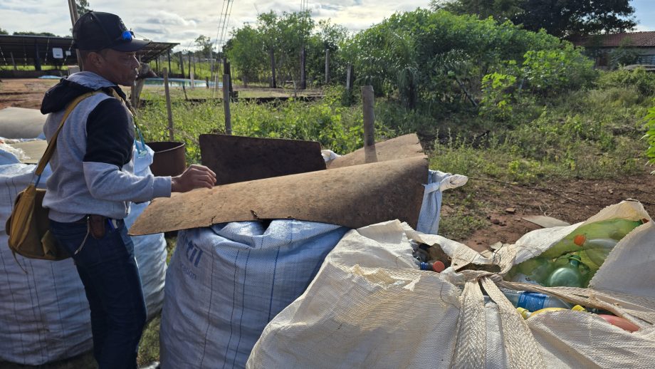 Equipes da Saúde promovem blitz educativa no Distrito de Arapuá para ajudar no combate ao mosquito Aedes aegypti