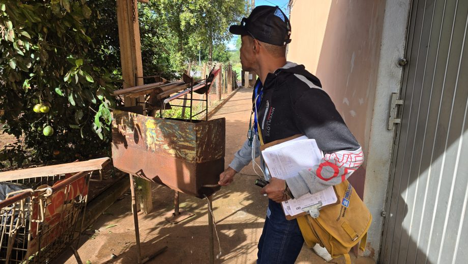 Equipes da Saúde promovem blitz educativa no Distrito de Arapuá para ajudar no combate ao mosquito Aedes aegypti