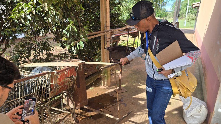 Equipes da Saúde promovem blitz educativa no Distrito de Arapuá para ajudar no combate ao mosquito Aedes aegypti