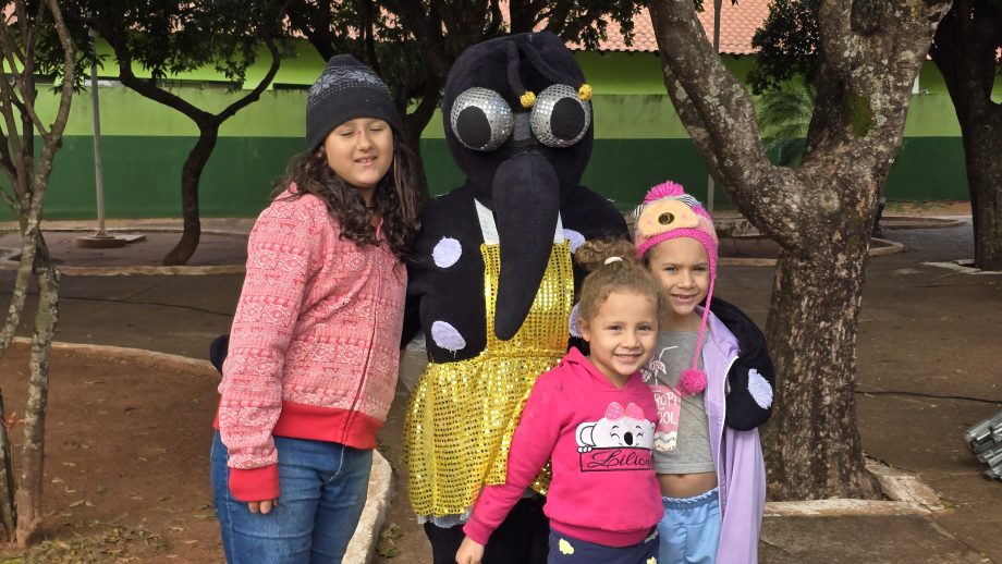 Equipes da Saúde promovem blitz educativa no Distrito de Arapuá para ajudar no combate ao mosquito Aedes aegypti