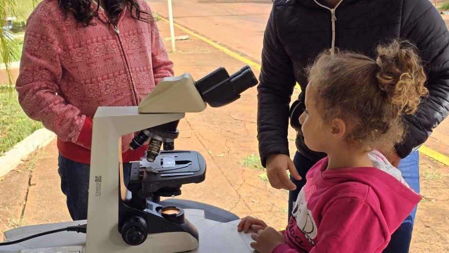 Equipes da Saúde promovem blitz educativa no Distrito de Arapuá para ajudar no combate ao mosquito Aedes aegypti