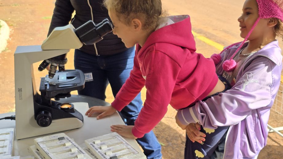 Equipes da Saúde promovem blitz educativa no Distrito de Arapuá para ajudar no combate ao mosquito Aedes aegypti