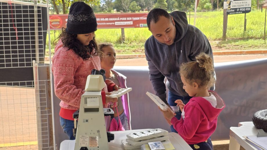 Equipes da Saúde promovem blitz educativa no Distrito de Arapuá para ajudar no combate ao mosquito Aedes aegypti