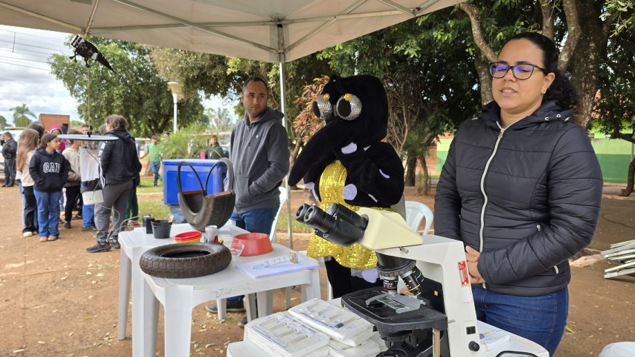 Equipes da Saúde promovem blitz educativa no Distrito de Arapuá para ajudar no combate ao mosquito Aedes aegypti