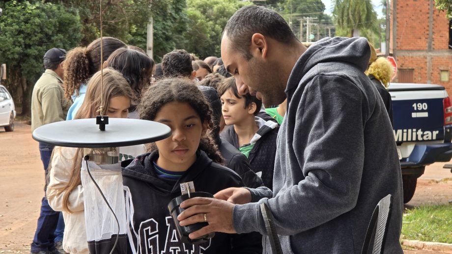 Equipes da Saúde promovem blitz educativa no Distrito de Arapuá para ajudar no combate ao mosquito Aedes aegypti