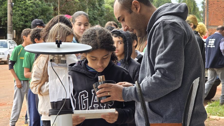 Equipes da Saúde promovem blitz educativa no Distrito de Arapuá para ajudar no combate ao mosquito Aedes aegypti