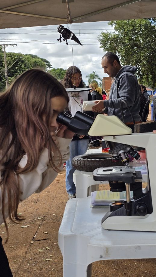 Equipes da Saúde promovem blitz educativa no Distrito de Arapuá para ajudar no combate ao mosquito Aedes aegypti