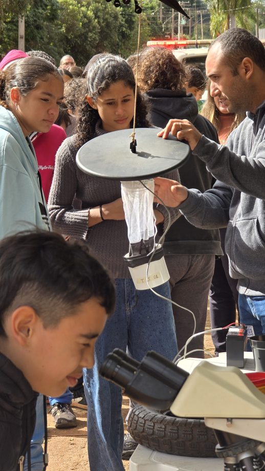 Equipes da Saúde promovem blitz educativa no Distrito de Arapuá para ajudar no combate ao mosquito Aedes aegypti