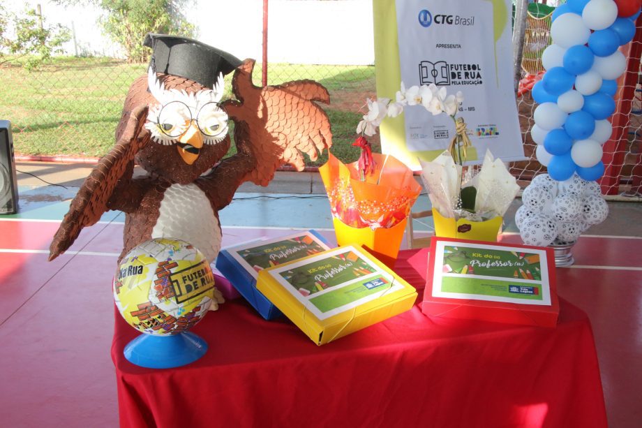 Prefeitura distribui mais de mil kits de materiais a professores da REME de Três Lagoas