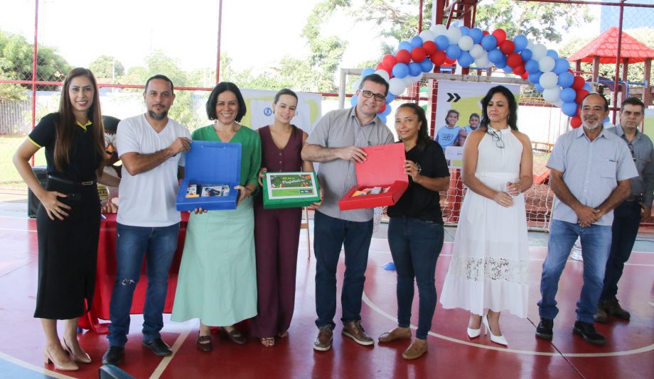 Prefeitura distribui mais de mil kits de materiais a professores da REME de Três Lagoas
