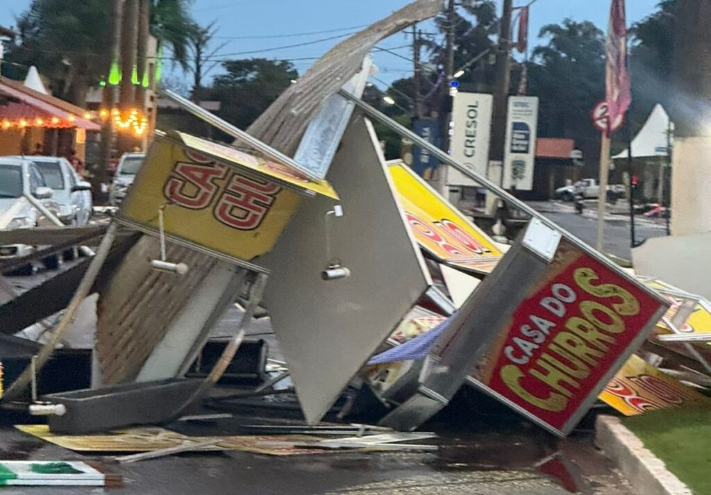 Tempestade atinge Dourados e causa destruição no Sindicato Rural, onde acontece a 59ª Expoagro Tempestade atinge Dourados e causa destruição no Sindicato Rural, onde acontece a 59ª Expoagro