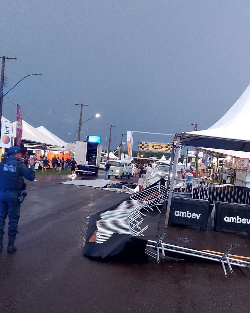 Tempestade atinge Dourados e causa destruição no Sindicato Rural, onde acontece a 59ª Expoagro Tempestade atinge Dourados e causa destruição no Sindicato Rural, onde acontece a 59ª Expoagro