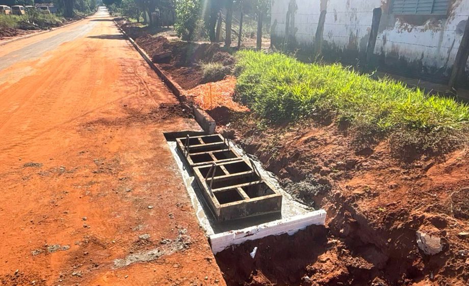 Obras de drenagem e asfalto seguem em ritmo acelerado no Distrito do Arapuá Obras de drenagem e asfalto seguem em ritmo acelerado no Distrito do Arapuá