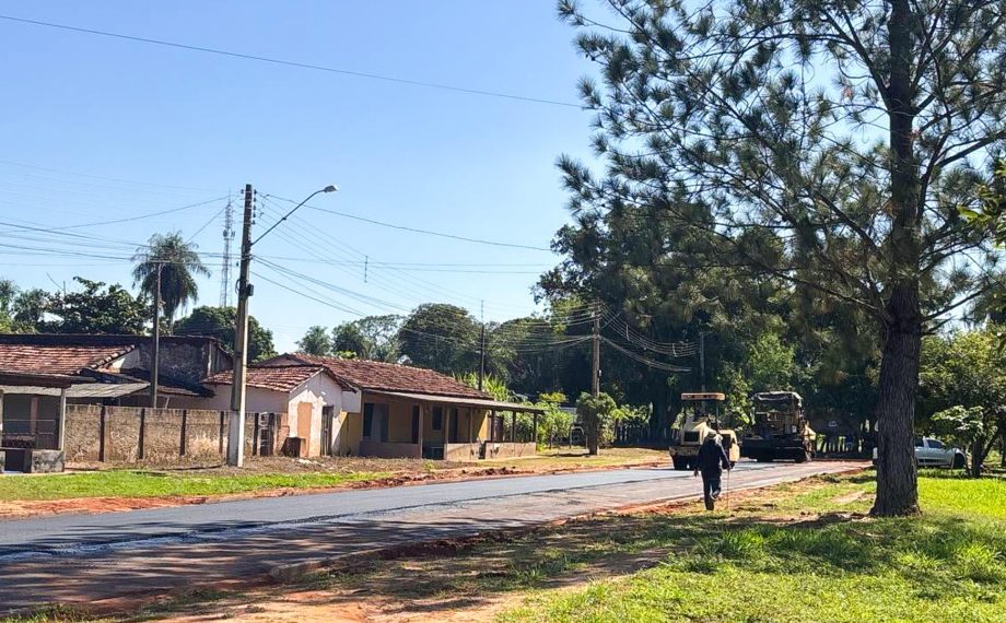Obras de drenagem e asfalto seguem em ritmo acelerado no Distrito do Arapuá Obras de drenagem e asfalto seguem em ritmo acelerado no Distrito do Arapuá