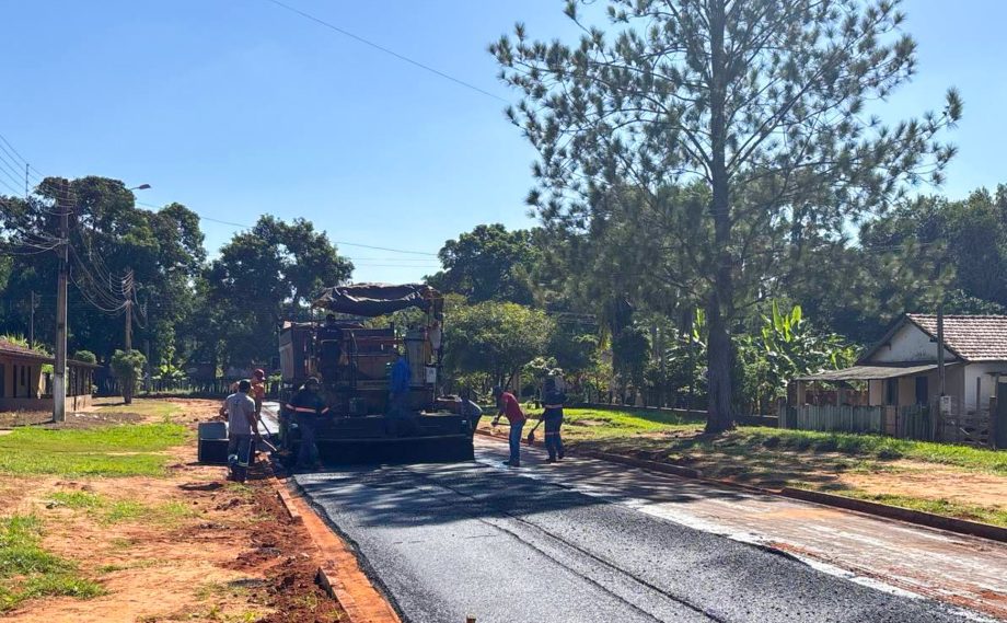 Obras de drenagem e asfalto seguem em ritmo acelerado no Distrito do Arapuá Obras de drenagem e asfalto seguem em ritmo acelerado no Distrito do Arapuá