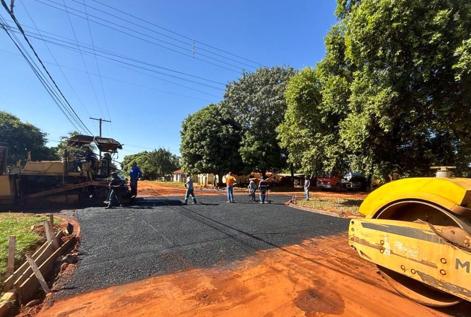 Obras de drenagem e asfalto seguem em ritmo acelerado no Distrito do Arapuá Obras de drenagem e asfalto seguem em ritmo acelerado no Distrito do Arapuá