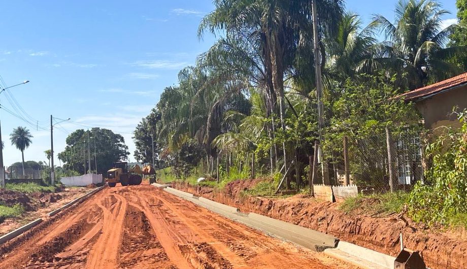 Obras de drenagem e asfalto seguem em ritmo acelerado no Distrito do Arapuá Obras de drenagem e asfalto seguem em ritmo acelerado no Distrito do Arapuá