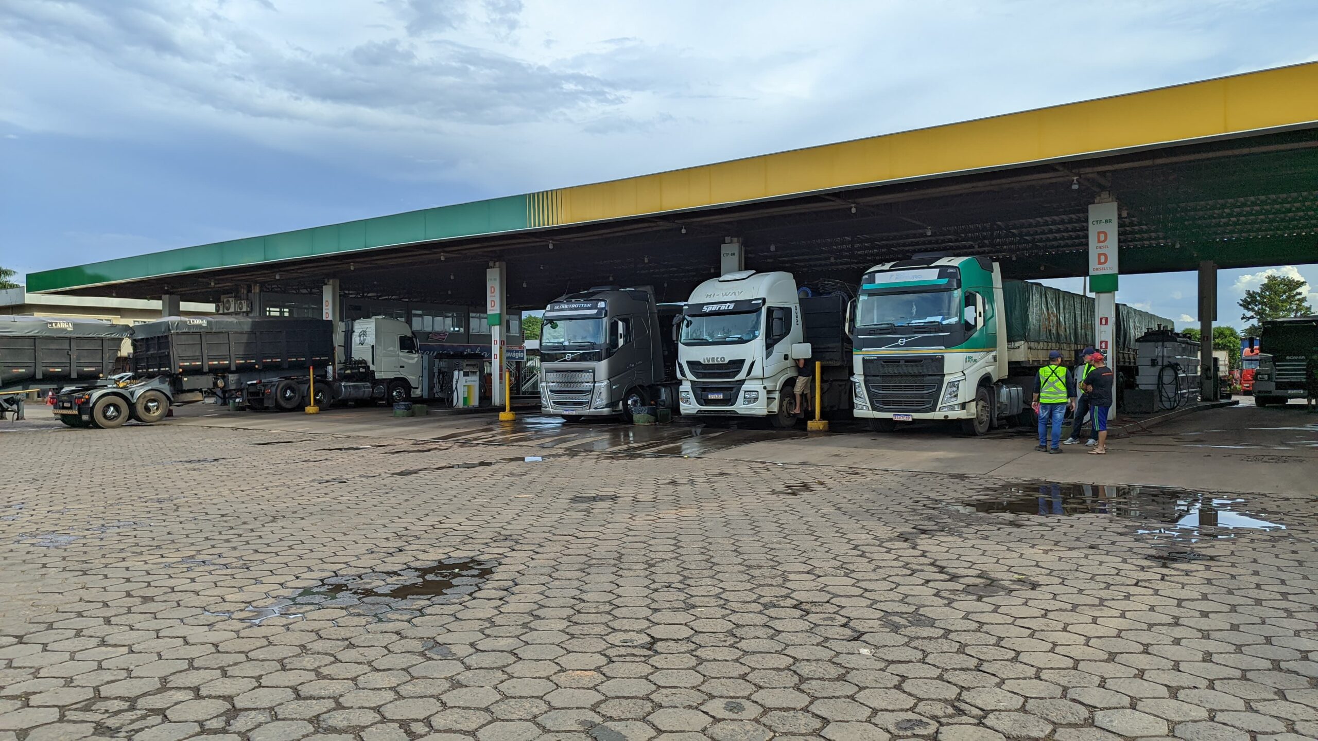 Maio Amarelo: Caminhoneiros recebem atendimento gratuito da CCR MSVia na BR-163/MS Maio Amarelo: Caminhoneiros recebem atendimento gratuito da CCR MSVia na BR-163/MS