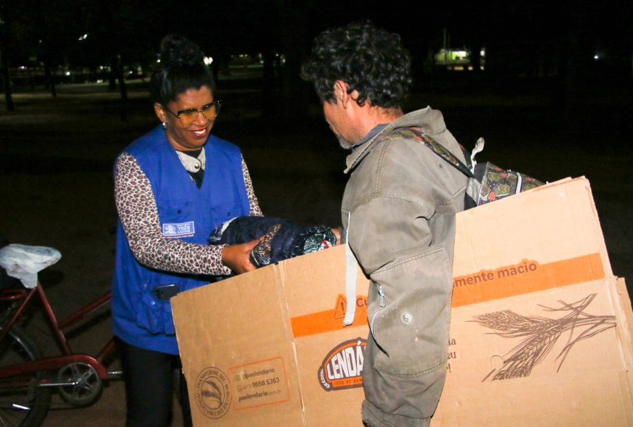 SMAS realiza mais uma ação de abordagem social noturna para acolhimento da população em situação de rua SMAS realiza mais uma ação de abordagem social noturna para acolhimento da população em situação de rua