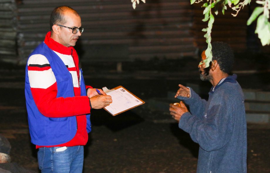 SMAS realiza mais uma ação de abordagem social noturna para acolhimento da população em situação de rua SMAS realiza mais uma ação de abordagem social noturna para acolhimento da população em situação de rua