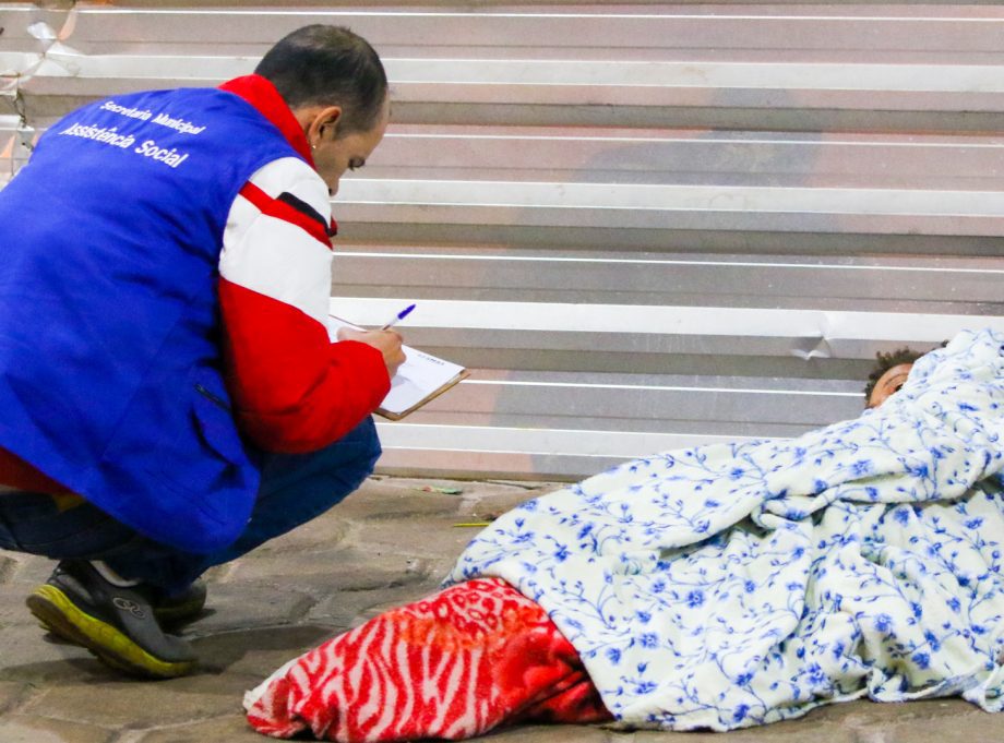 SMAS realiza mais uma ação de abordagem social noturna para acolhimento da população em situação de rua SMAS realiza mais uma ação de abordagem social noturna para acolhimento da população em situação de rua