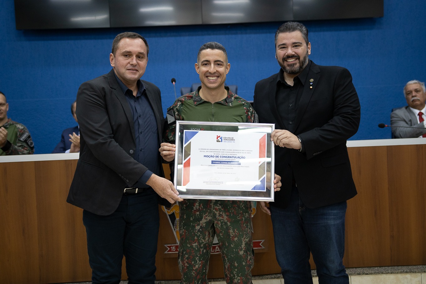 Vereadores prestigiam troca de comando e entregam títulos a militares Vereadores prestigiam troca de comando e entregam títulos a militares