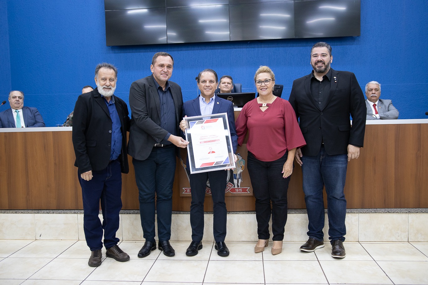 Vereadores prestigiam troca de comando e entregam títulos a militares Vereadores prestigiam troca de comando e entregam títulos a militares